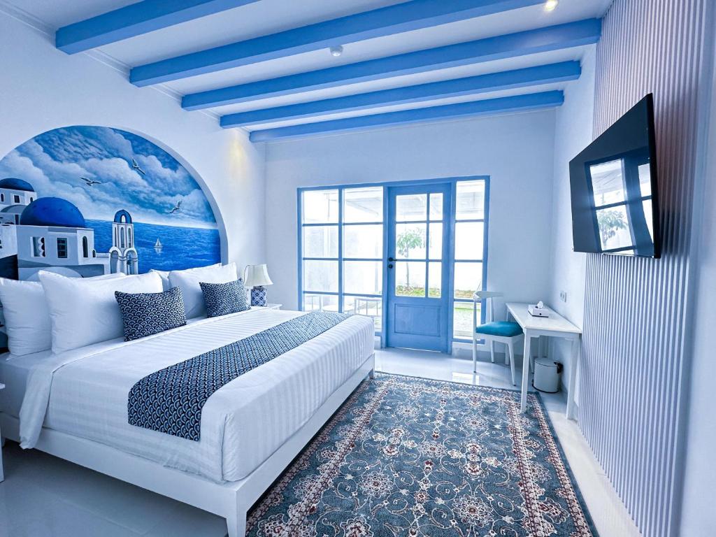 Suasana kamar yang romantis di Jungwok Blue Ocean