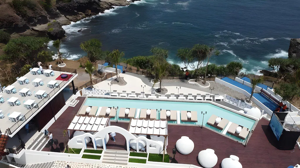 Jungwok Blue Ocean di tepi pantai