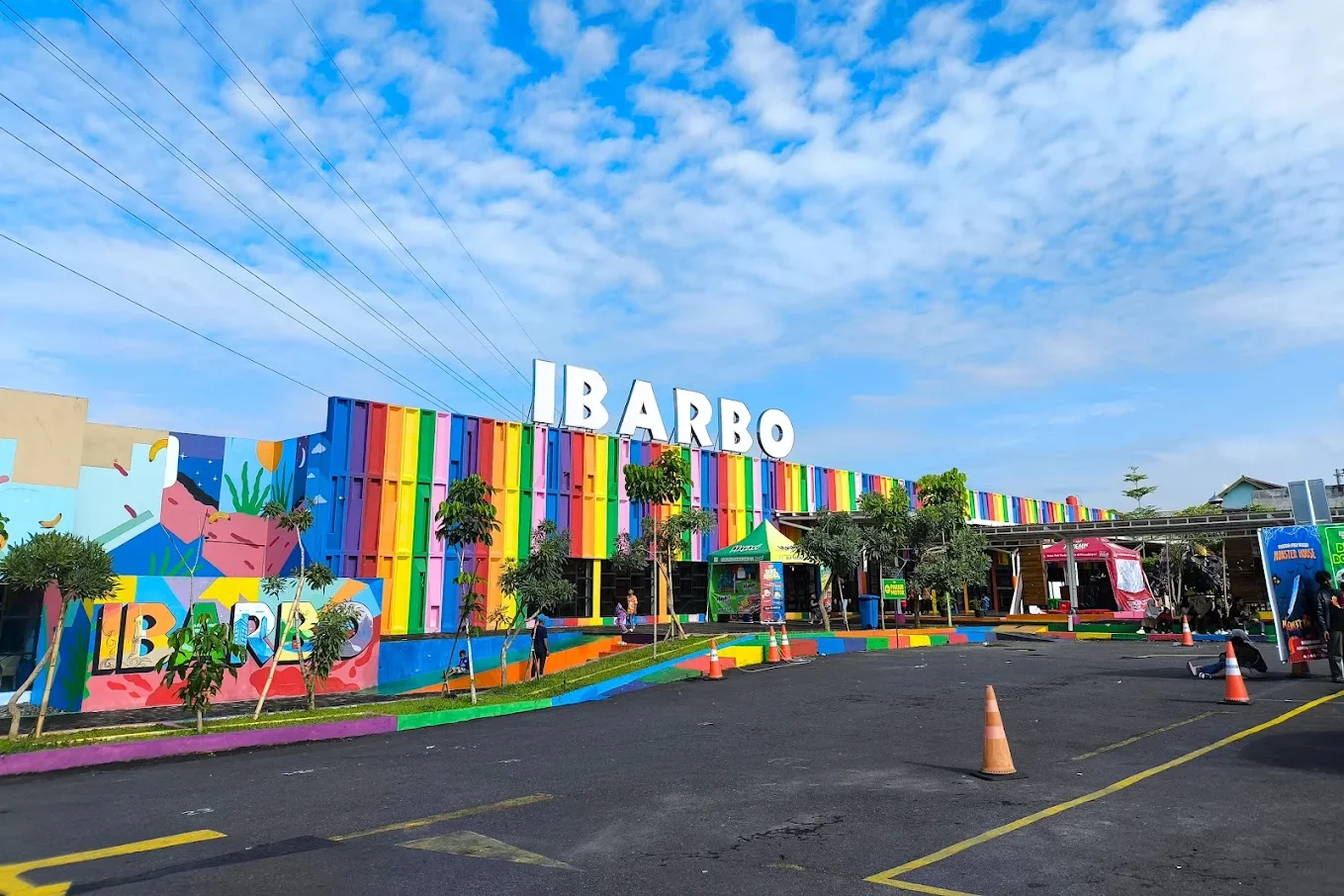 Suasana Ibarbo Park di pagi hari yang cerah