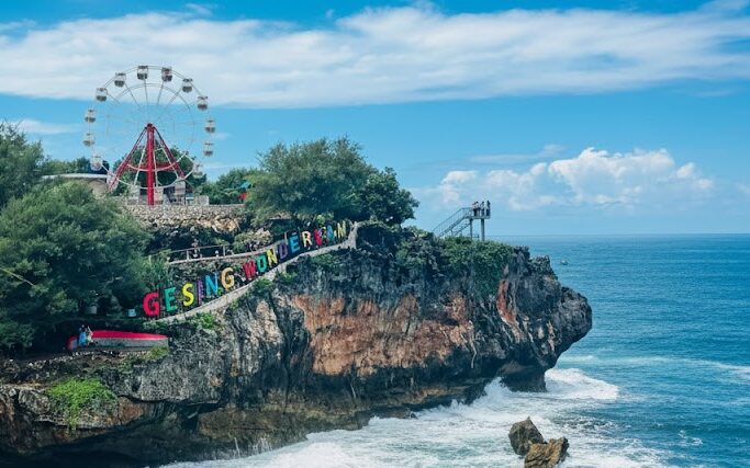 Gesing Wonderland tepat disisi pantai dengan ombak menghantam batu karang
